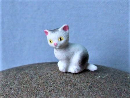 Sitzendes Kätzchen - weiß - Serie ‘Micro Tiere‘