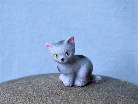 Sitzendes Kätzchen - grau - Serie ‘Micro Tiere‘