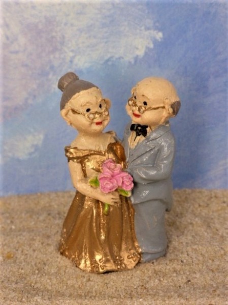 Goldene Hochzeit ... Seniorpaar mit Rosenstrauß
