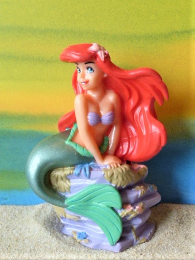 'Arielle' - Meerjungfrau auf bewachsenem Felsen